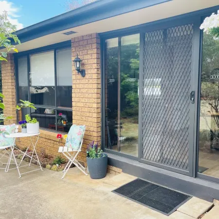 Poppies@Clunes Centrally located 80s-style home Cosy, comfortable & relaxing !