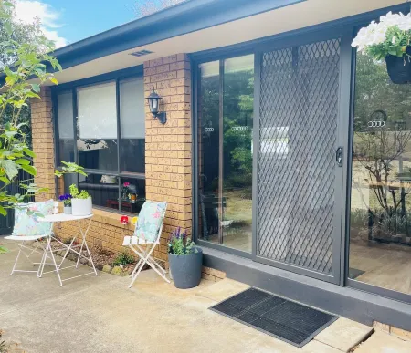 Poppies@Clunes Centrally located 80s-style home Cosy, comfortable & relaxing !