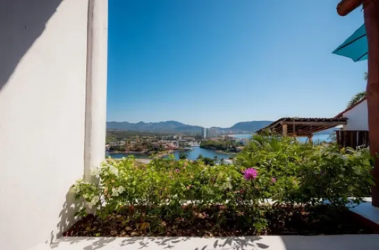 Beautiful remodeled Villa Ixtapa Zi, luxury development, amenities.