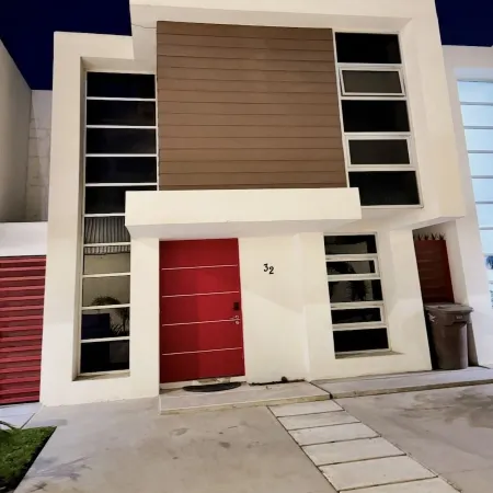 Modern house just 1 block from the beach