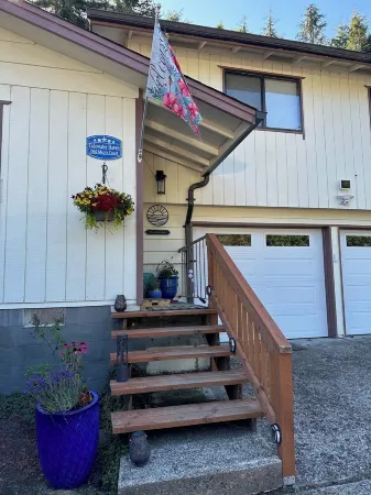 Charming 1-bedroom townhome in tranquil Reedsport with WiFi Отели рядом с достопримечательностью «Лейк Мари Трейлхед»