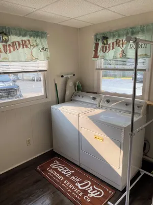 Charming 2-bedroom apartment with WiFi, AC in Wabash. Great location Hotels in Wabash