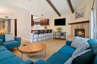 Enjoyable townhome with AC in vibrant Los Angeles Hotels in Reseda