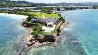 The Great House, Stunning 4-Bedroom Coastal Retreat with Panoramic Ocean Views Hotel a 