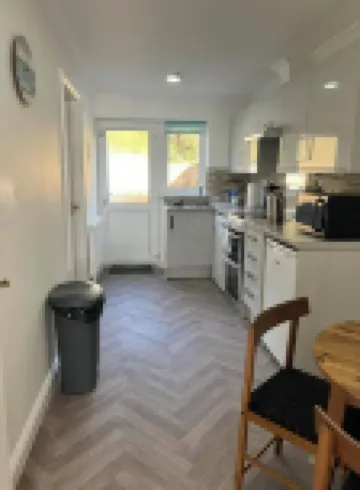 Annie's Hideaway - Coastal Holiday let. Hosts up to 4 guests. 2 bedrooms.