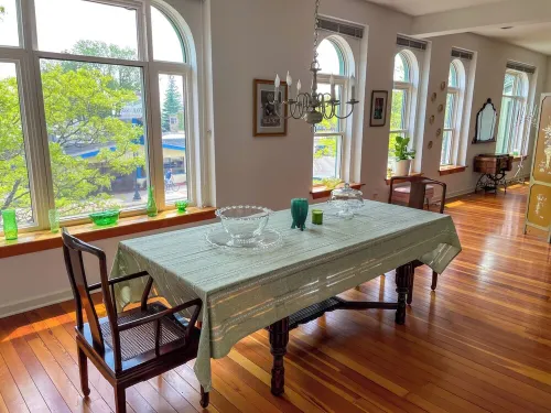 ~Mica Inn~ Downtown Spacious Retreat Above a Vintage/Coffee Shop...dog friendly! Hotels in Kenosha