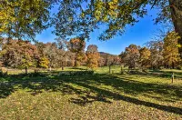 Clarkesville Ranch Cabin w/ Screened-in Porch! - parking