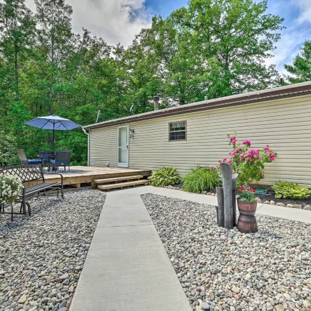 Cozy Hale Home Between Long & Loon Lakes!