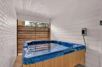 Wanderlust #2 | Hot Tub | Shared Outdoor Space