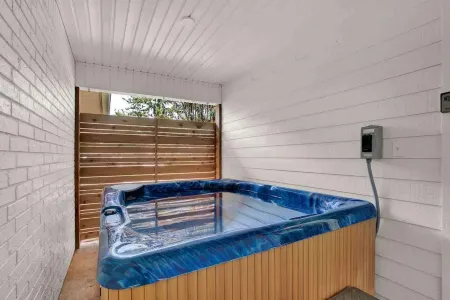 Wanderlust #2 | Hot Tub | Shared Outdoor Space