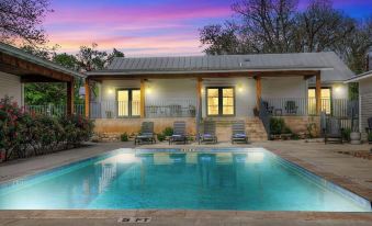 Schubert Inn-Main with Pool and Grill - 2Blks to Main