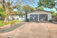 Stylish Home - Lrg Yard with Games Grill & Hot Tub