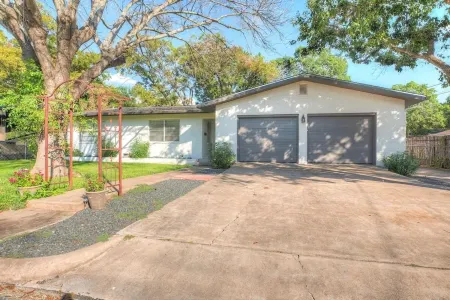 Stylish Home - Lrg Yard with Games Grill & Hot Tub