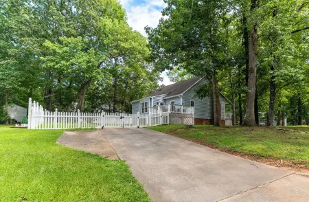 4 Bed, King Bed, Tvs ,Grill, Crib, Kids Essentials,Sleep Noise Machine,Bond Park