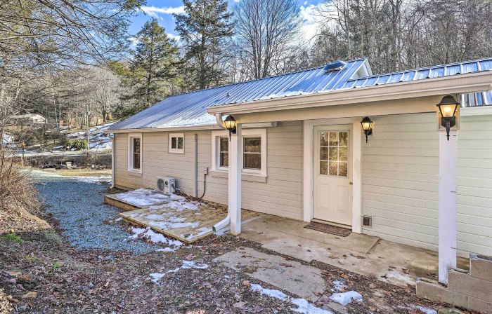 Quaint Appalachian Getaway ~ 2 Mi to Boone!