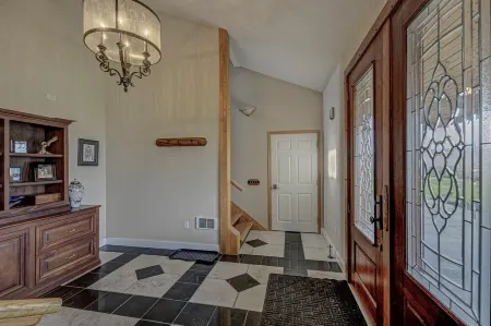 Upscale Apartment with Panoramic Views