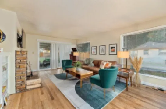 MidCentury Modern 3BR 2BA + Hot Tub in College District