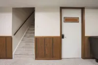 Bright and Cheery, Private Basement Apartment!