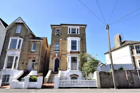 Ryde Beach Garden Apartment, stay Car free by the Sea