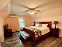 The Under Ridge Home - 4 Bedroom w/Fireplace