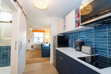 Sunshine Suites Resort Отели рядом с достопримечательностью «Камана Бэй»