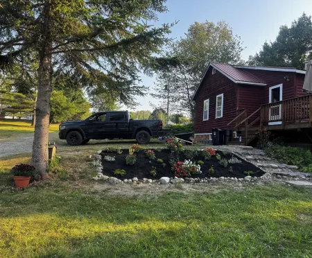 Cozy Lakeside Duplex Cabin on Moosehead, 10-min walk to Downtown Greenville
