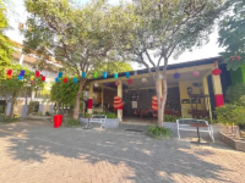 Clover Homestay Hotels in Mayangan