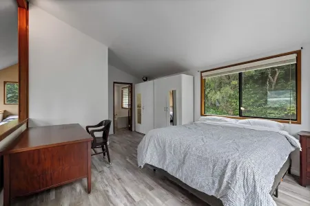 Charming 2-bedroom house on Vashon with a private yard and easy access to town Отели рядом с достопримечательностью «Lavender Hills Farm»