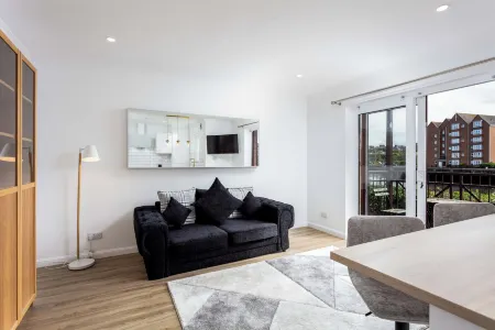 Harbour House - Donnini Apartments Отели рядом с достопримечательностью «Библиотека Форхилл Бранч»