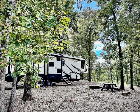 Cozy and serene RV in Broken Bow.  Pet friendly, WiFi, 2 bedroom, fireplace. فنادق في بروكن بو