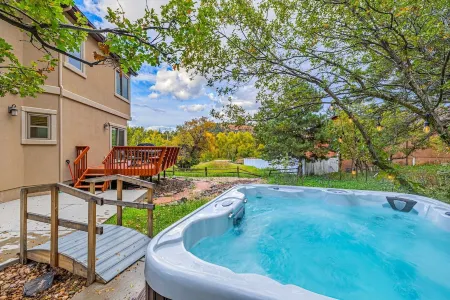 The Glen House, a lovely 4 bedroom home in Palmer Lake, with hot tub, and views! Отели рядом с достопримечательностью «Парк Уотерфронт»