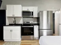 The Cardinal D / QUEEN 1BD/1BA Studio Hotel a Vanderburgh County