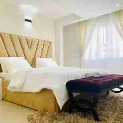 1677 Mayfair Apartment Rooms