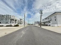 COZY MODERN & AFFORDABLE 1st floor SIC apartment ONE BLOCK from beach