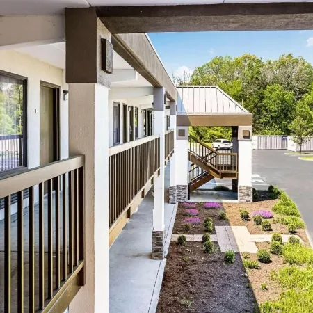 Farragut Inn & Suites