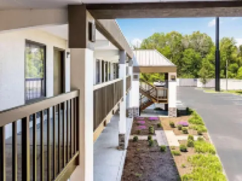 Farragut Inn & Suites