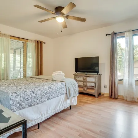 Spacious Rustic Helen Abode ~ 1/2 Mi from Tubing!