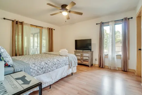 Spacious Rustic Helen Abode ~ 1/2 Mi from Tubing! - 3-Star