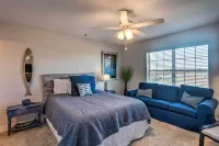 3rd-Floor Riverfront Condo Walk to Downtown Eats! - Wifi