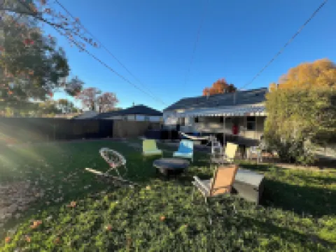 Charming 2-bedroom house with WiFi, a hot tub and 30 min away from adventure.