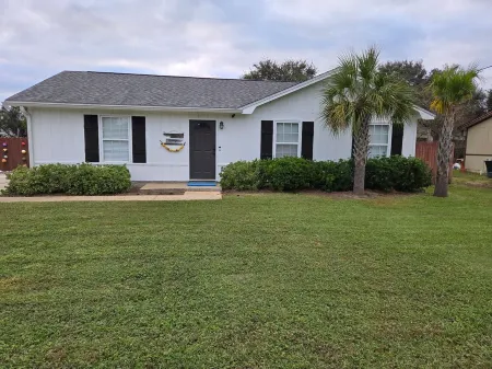 The Salty Breeze Beach House ~ 15 mins > Navarre & Pensacola Beach