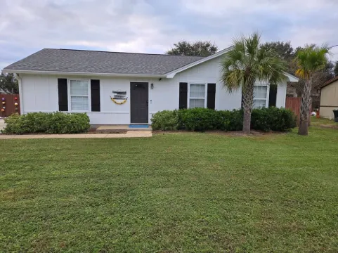The Salty Breeze Beach House ~ 15 mins > Navarre & Pensacola Beach Hotels in Gulf Breeze