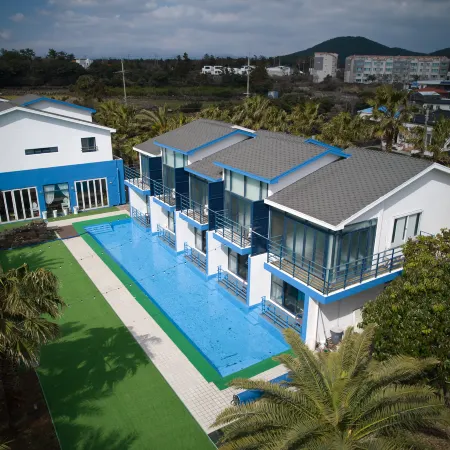 Seogwipo Coco Pool Villa Отели рядом с достопримечательностью «Пляж Пёсон»