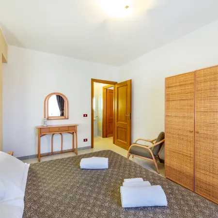 Charming Rina Sea Apartments 1 Bedroom Central Air-Con & WiFi sleeps 4 persons