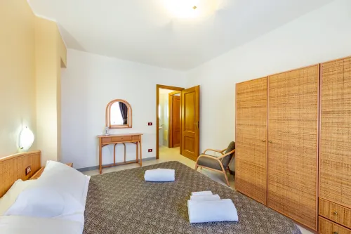 Charming Rina Sea Apartments 1 Bedroom Central Air-Con & WiFi sleeps 4 persons - Apartments