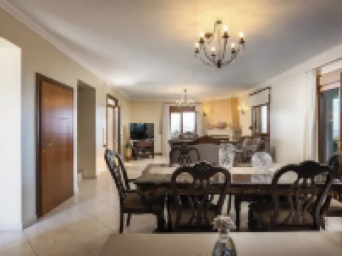 Villa Aris: A Serene Experience, 3BRs, Pool & BBQ Hotels in Stavromenos