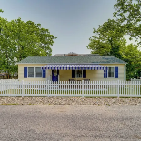 Pet-Friendly Villas Vacation Rental Walk to Bay