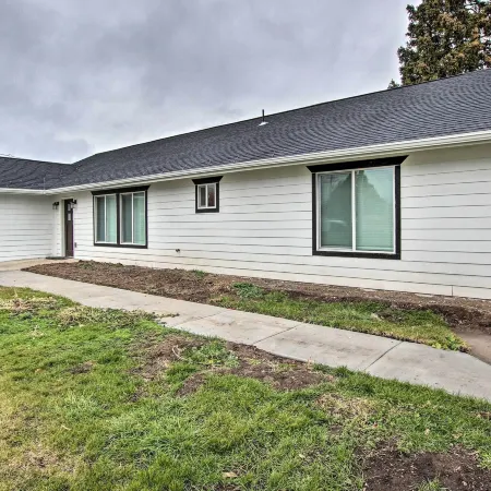 Cozy + Chic Abode ~ 11 Mi to Bloomington Lake
