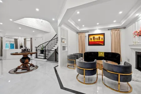 GLOBALSTAY Luxury 4-Bedroom House near Wonderland with Free Parking