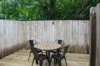Townhouse Private Patio Close to Everything - Condos